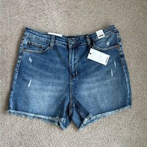 Judy Blue “The Stevie” Medium Wash Mildly Distressed Frayed-Hem Jean Shorts
